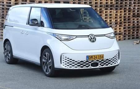 Hvid VW ID. Buzz Cargo med paller i baggrunden. 