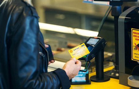 Kvinde betaler med FDM/Shell Card