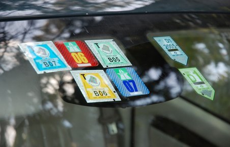 Motorvejsmærkater i forrude på bil