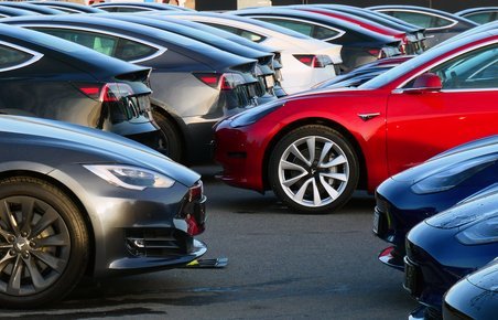 Tesla'er på parkeringsplads.