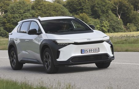 Elbilen Toyota bZ4X kører på en landevej