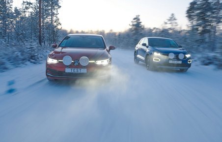Testbiler på snedækket vej