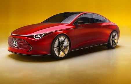 Mercedes-Benz Concept CLA forfra i dyb rød.