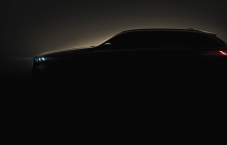 BMW i5 Touring i mørk silhuet.