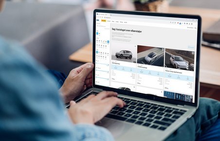 Bærbar-computer viser en oversigt over FDMs elbilkatalog. 