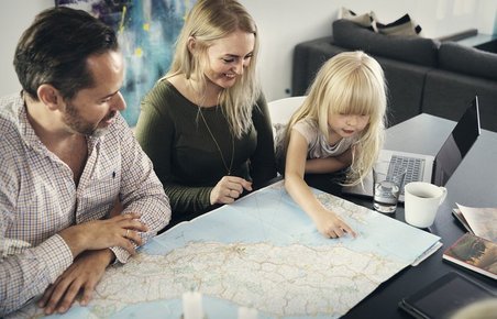 FDM Rejseforsikring - familie planlægger rejse