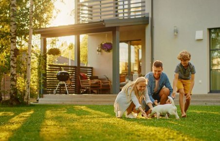 FDM Forsikringer - familie med hund