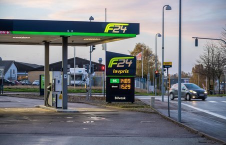 F24 tankstation med prisskilt