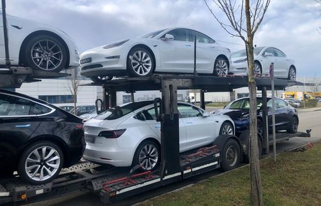 Tesla-biler på autotransporter