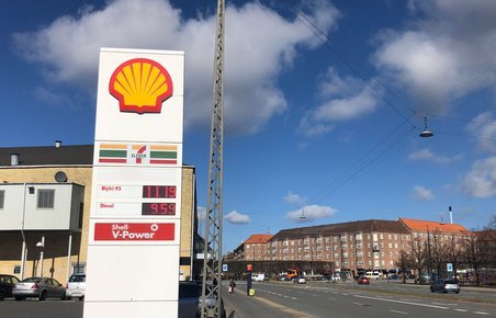 Skilt ved Shell-tankstation i by