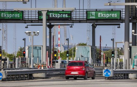Rød bil ved betalingsanlæg ved Storebæltsbroen