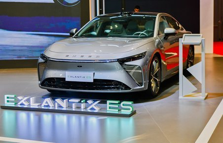 Exlantix-model på scene, set forfra. 