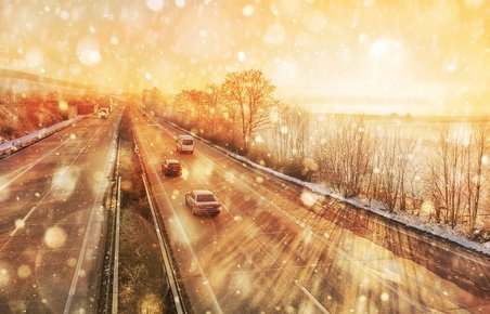 Biler på tysk motorvej i let snevejr