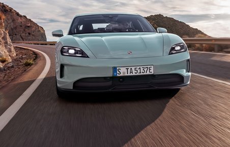 Porsche Taycan lige forfra kørende.