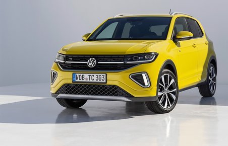 Gul VW T-Cross forfra.