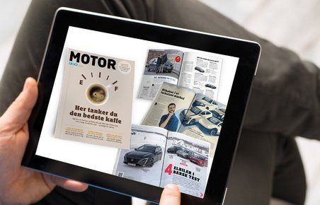 Mand sidder med iPad og læser Motor set oppefra