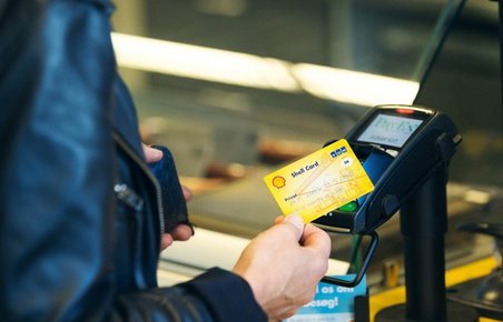 Kunde betaler med Shell Card på tankstation