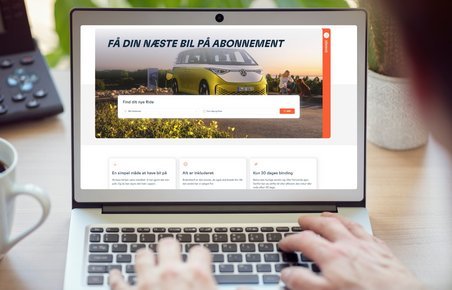Computerskærm med billede af side med biler på abonnement