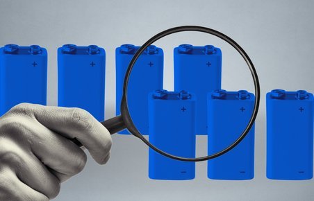 Illustration med batteri-ikoner og forstørrelsesglas