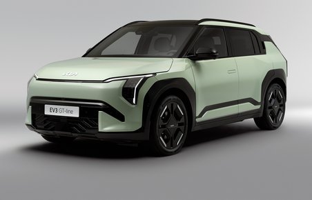 Lysegrøn Kia EV3 i studie skråt forfra.