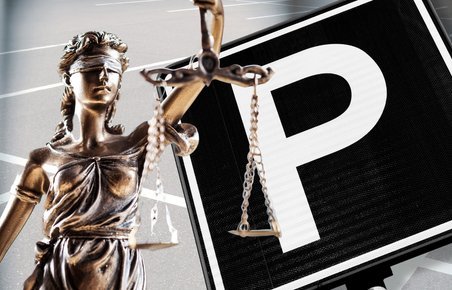 Collage med Justitia (retsvæsenssymbol) og sort parkeringskilt