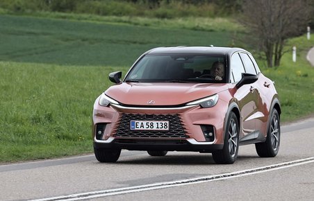 Lexus LBX set forfra, mens den kører på en landevej