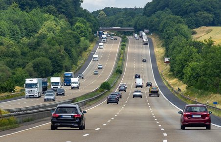 Biler på en motorvej i Tyskland
