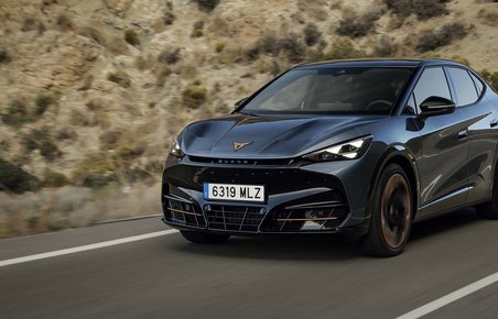 Cupra Tavascan kører på en bjergvej