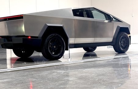 Tesla Cybertruck holder i en hal