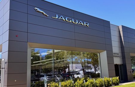Facade på Jaguar-forhandler.