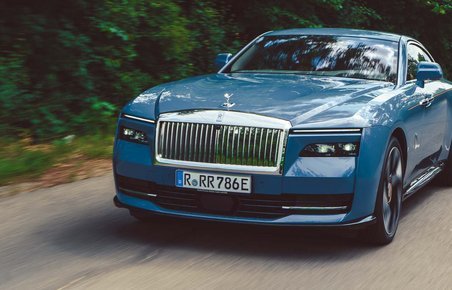 Rolls-Royce Spectre set forfra