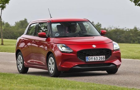 Suzuki Swift set forfra, mens den kører på vej