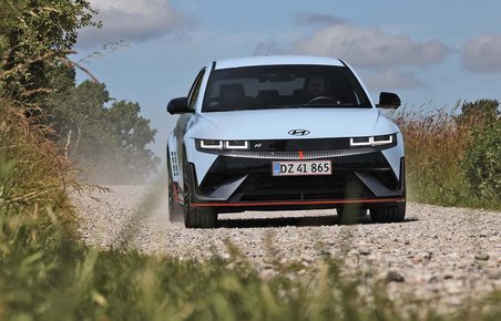 Hyundai Ioniq 5 N set forfra kører på grusvej