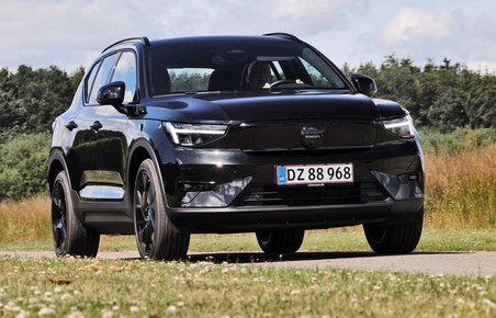 Volvo EX40 kører på en vej