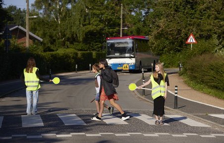 Skolepatruljen hjælper børn sikkert over vejen – og ignorerer bilister der har en dårlig dag