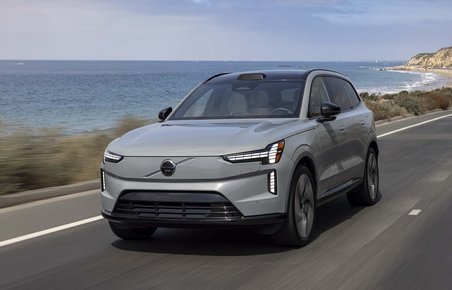 Grå Volvo EX90 kører på vej langs havet