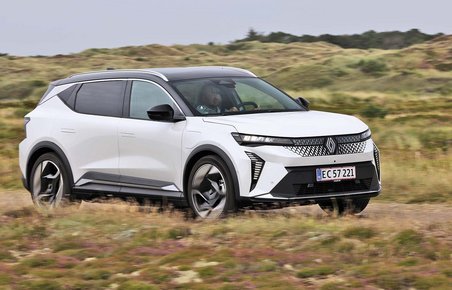 Hvid Renault Scenic kører i klitlandskab