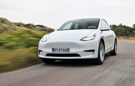 Hvid Tesla Model Y kører på landevej