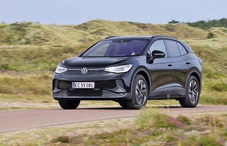 VW ID.4 kører i et klitlandskab