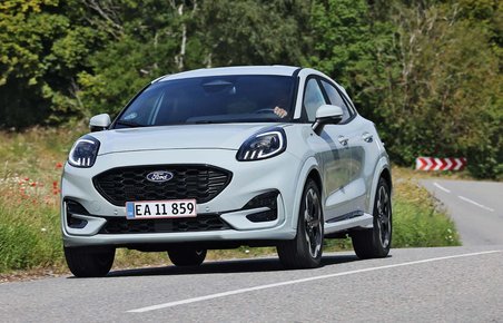 Ford Puma set forfra, mens den kører på en vej