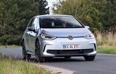 VW ID.3 kører på landevej