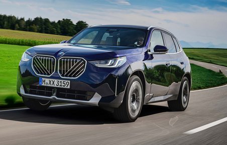 BMW X3 kører i sving på bjergvej