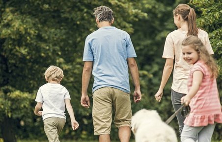 FDM Personforsikring - familie ude at gå en tur