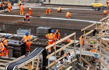 Arbejde på den enorme byggeplads ved Rødbyhavn 