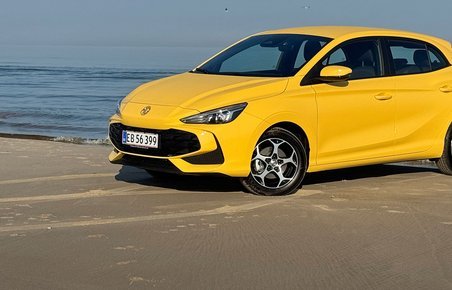 MG 3 i gul på strand.