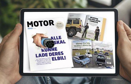 Hænder holder iPad med artikler fra Motor på