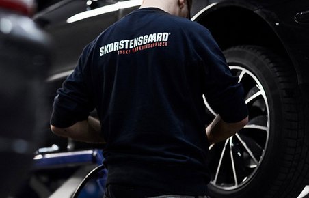 Skorstensgaard skifter hjul på bil