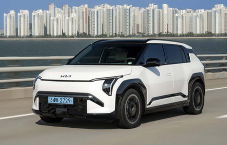 HVid Kia EV3 kører på vej
