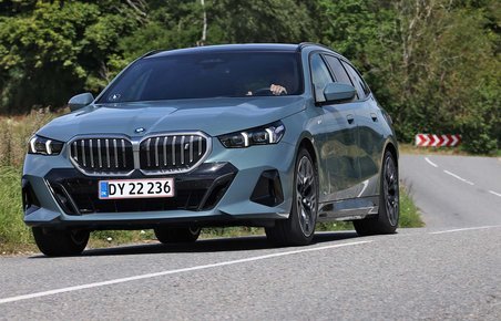 BMW i5 Touring kører på landevej