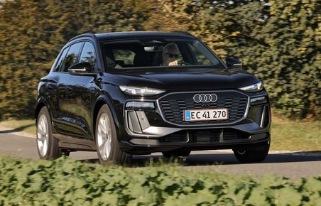Sort Audi Q6 e-tron kører på landevej